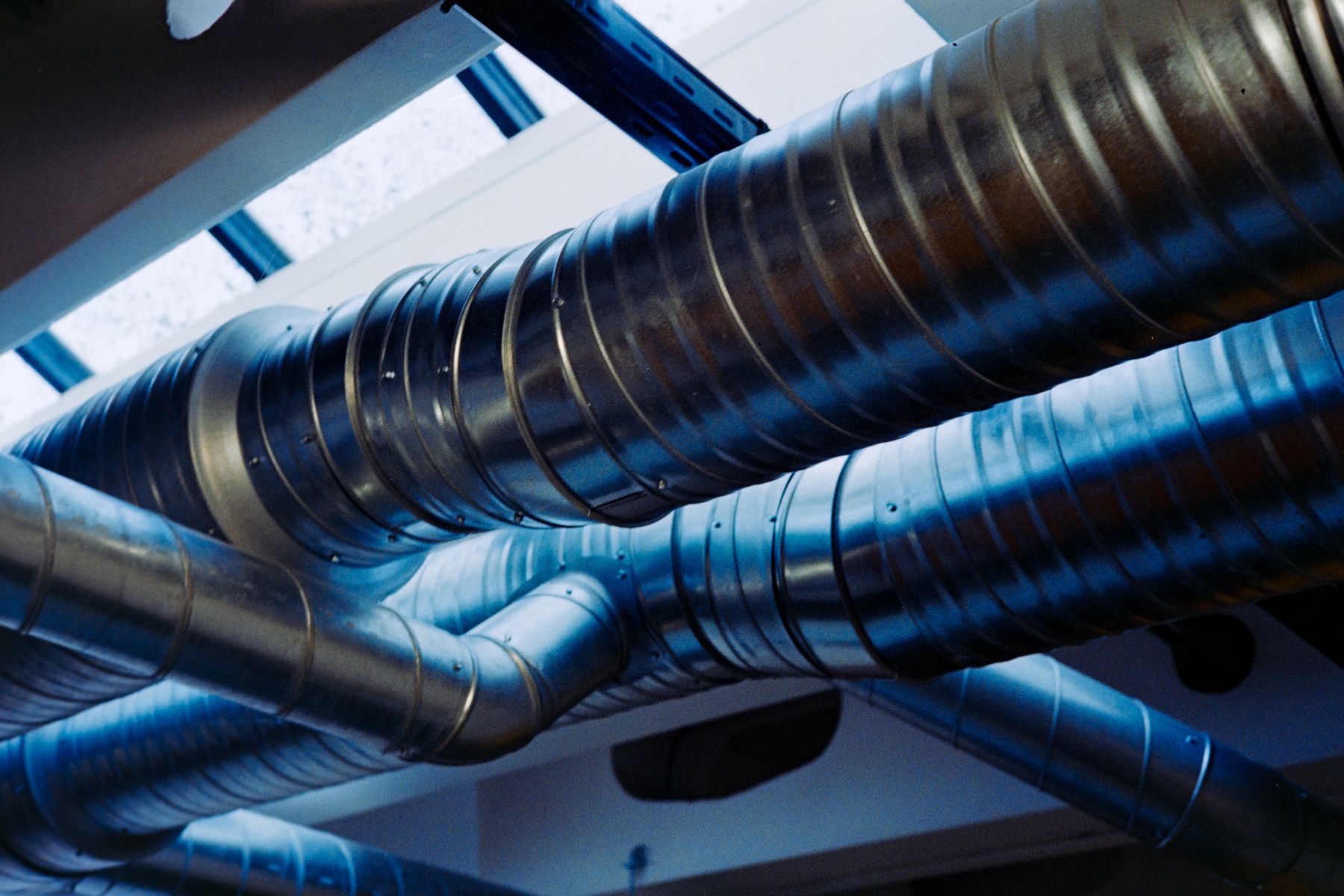 Rede de dutos metálicos de ventilação sob a laje